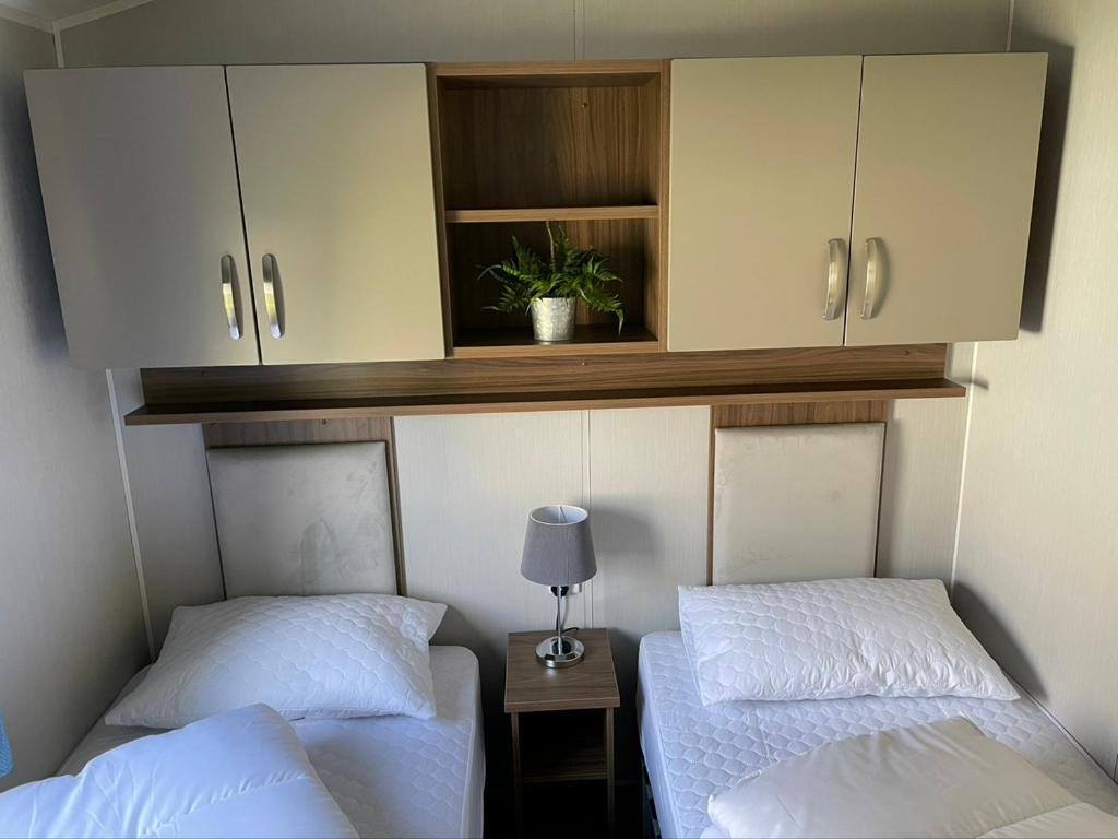 6 Berth Comfy Homely Caravan, Dog Friendly Belton with Browston