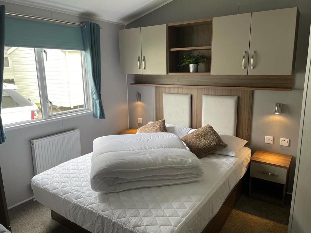 6 Berth Comfy Homely Caravan, Dog Friendly * Belton with Browston