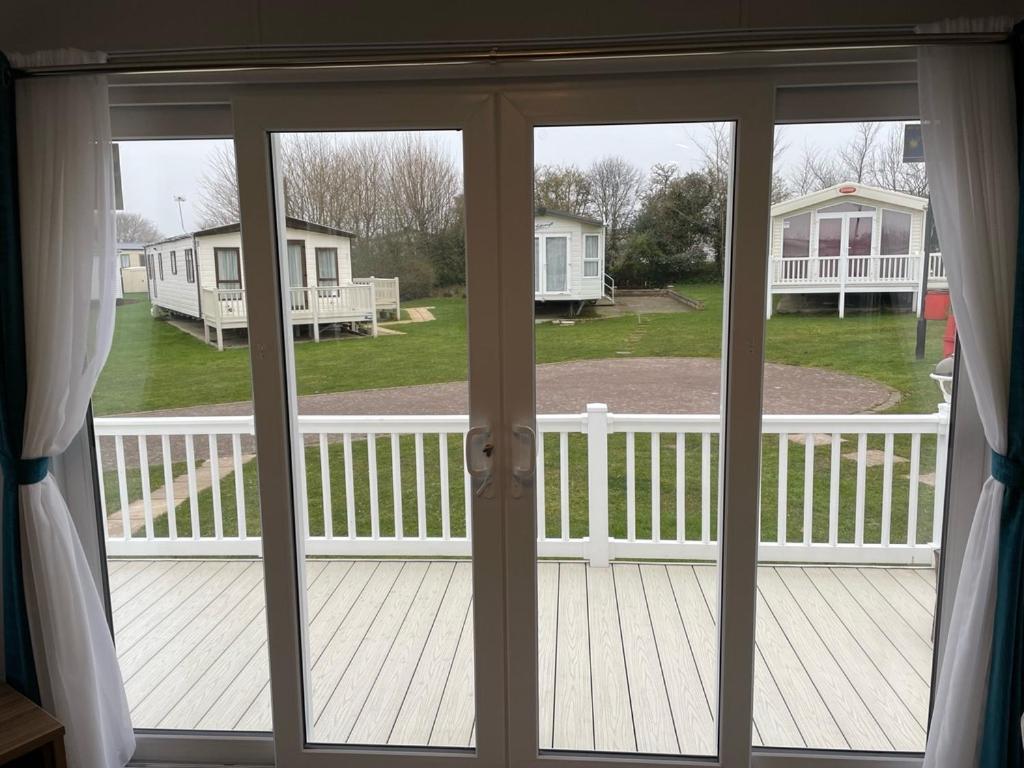 6 Berth Comfy Homely Caravan, Dog Friendly Campsite Belton with Browston