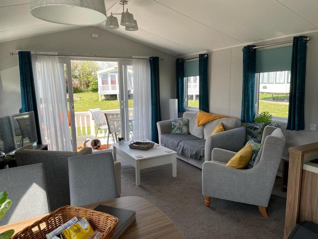 Campsite 6 Berth Comfy Homely Caravan, Dog Friendly *