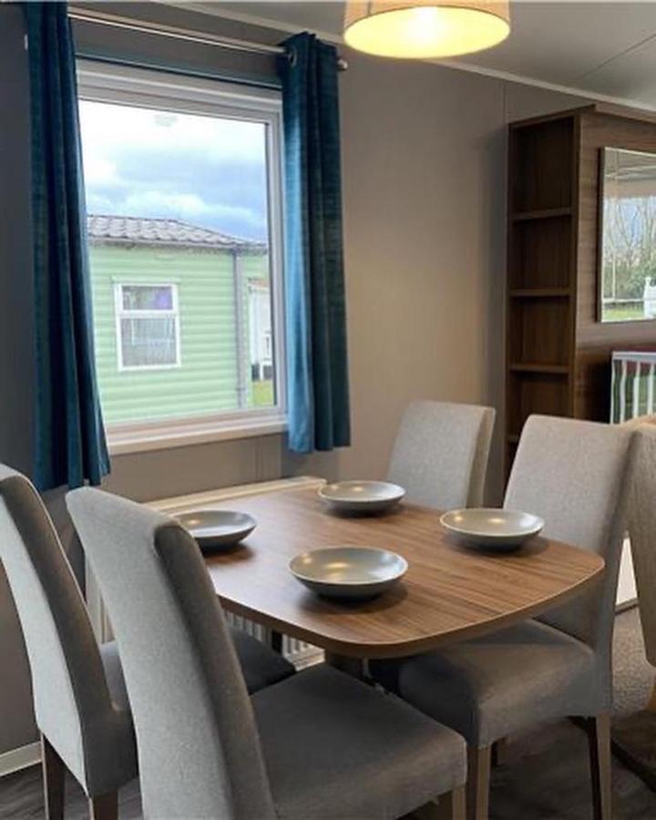 6 Berth Comfy Homely Caravan, Dog Friendly Campsite *
