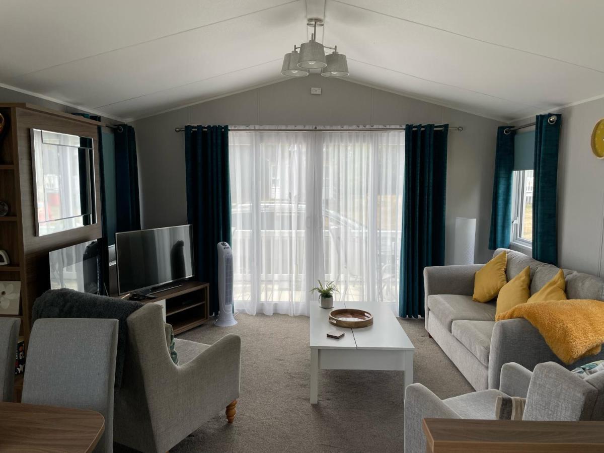 Campsite 6 Berth Comfy Homely Caravan, Dog Friendly