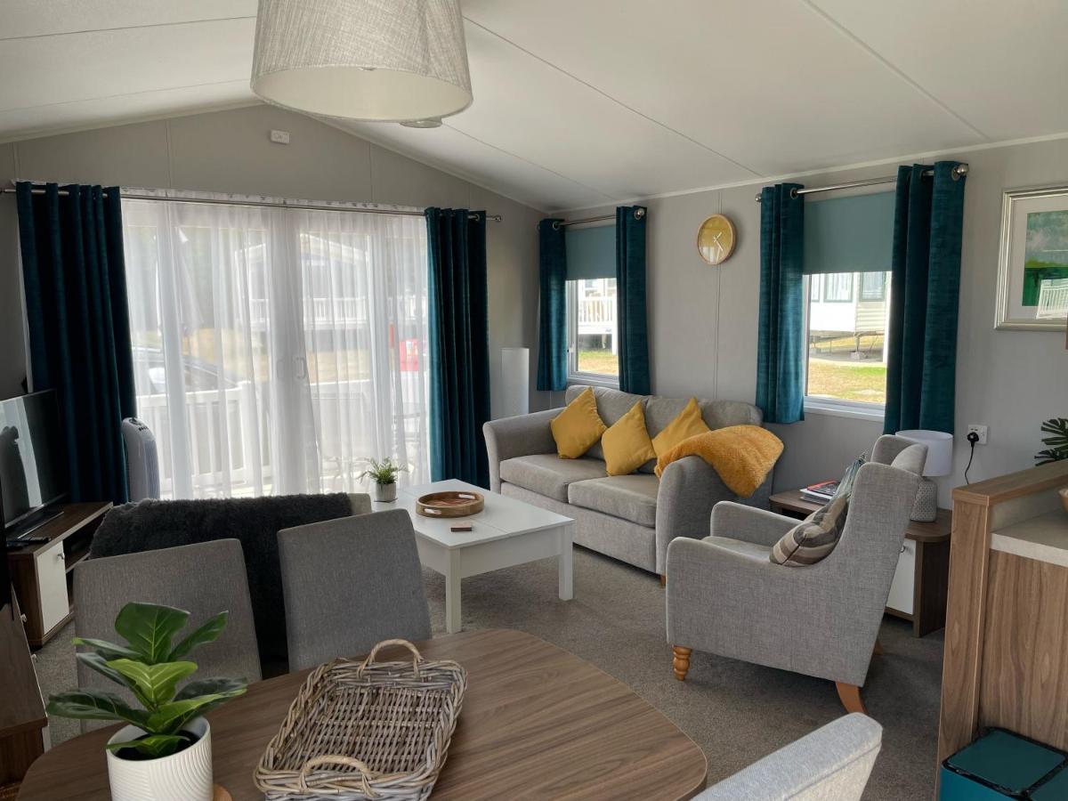 6 Berth Comfy Homely Caravan, Dog Friendly Campsite Belton with Browston