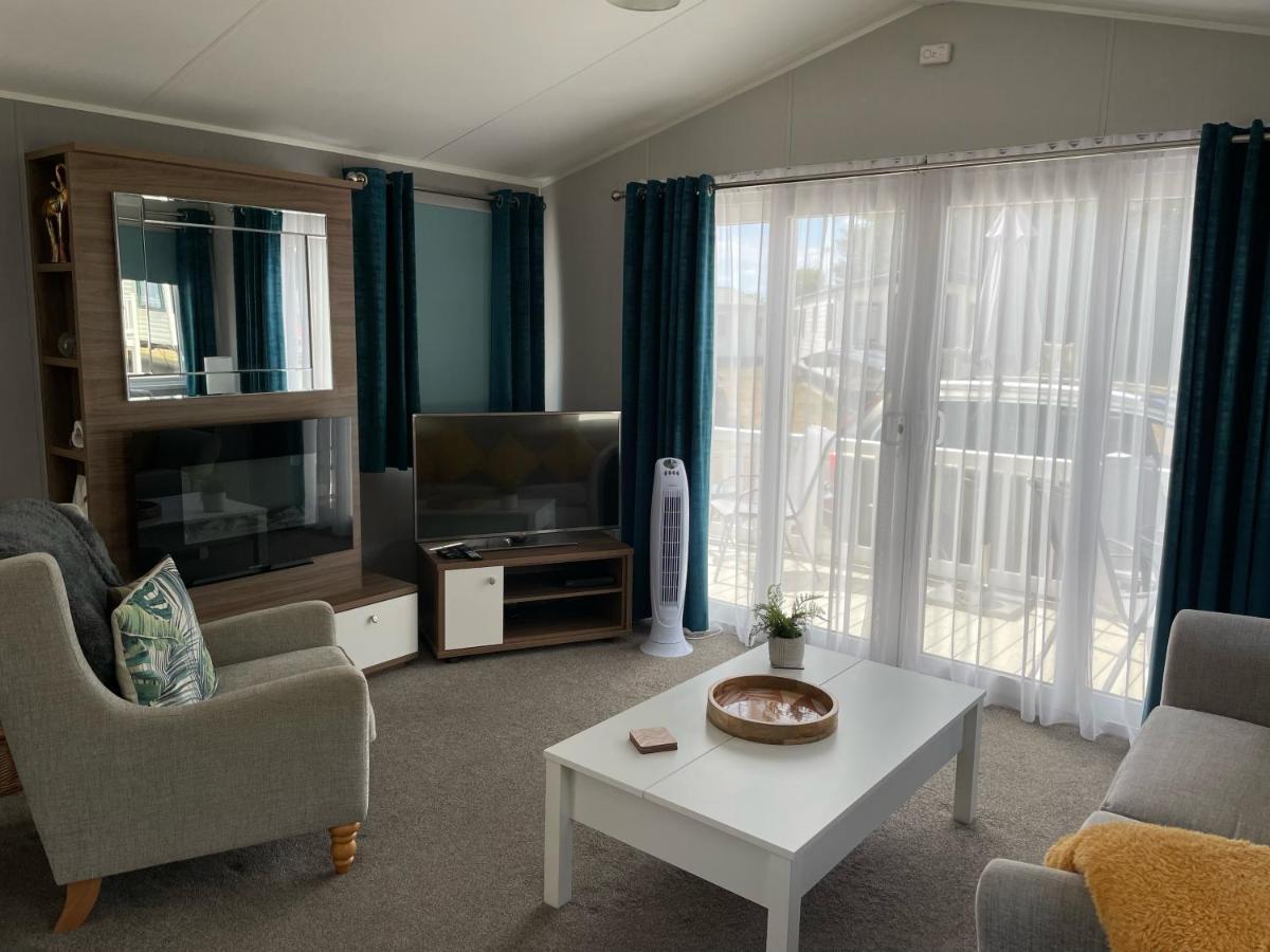 6 Berth Comfy Homely Caravan, Dog Friendly Campsite Belton with Browston