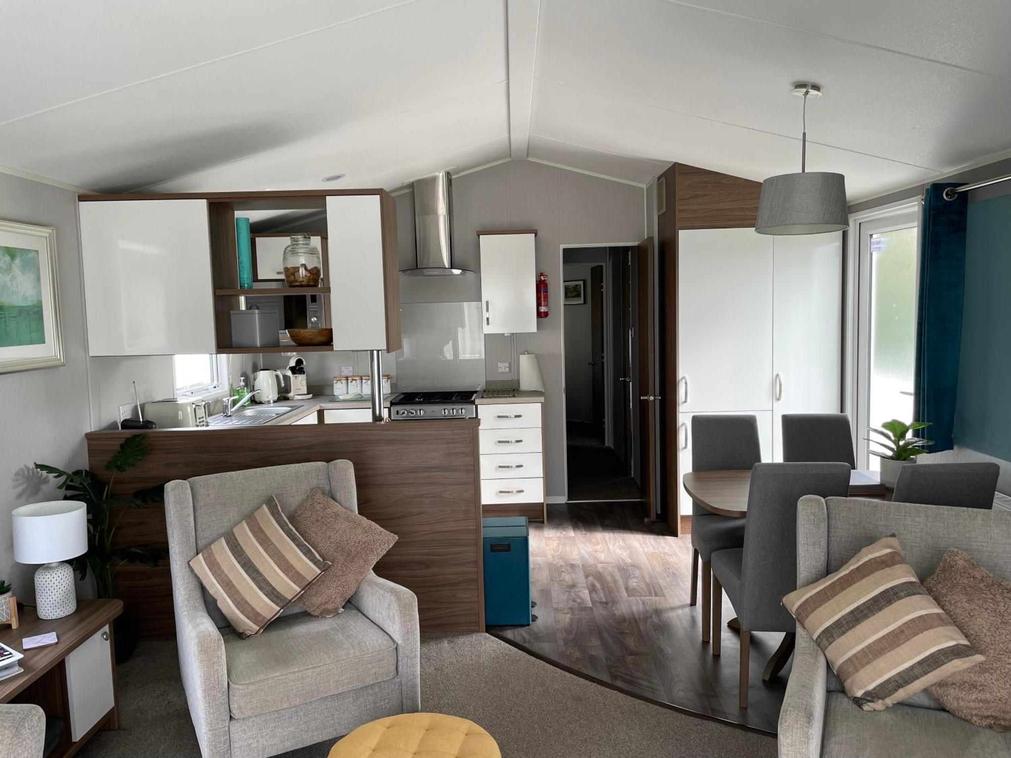 6 Berth Comfy Homely Caravan, Dog Friendly * Belton with Browston