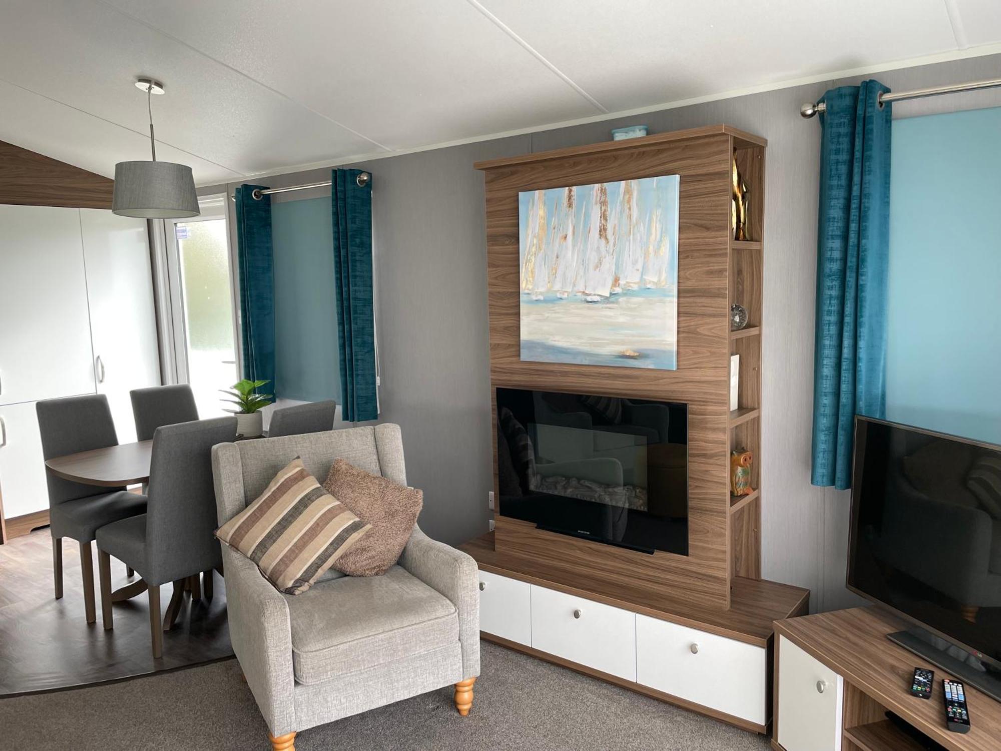 Campsite 6 Berth Comfy Homely Caravan, Dog Friendly *