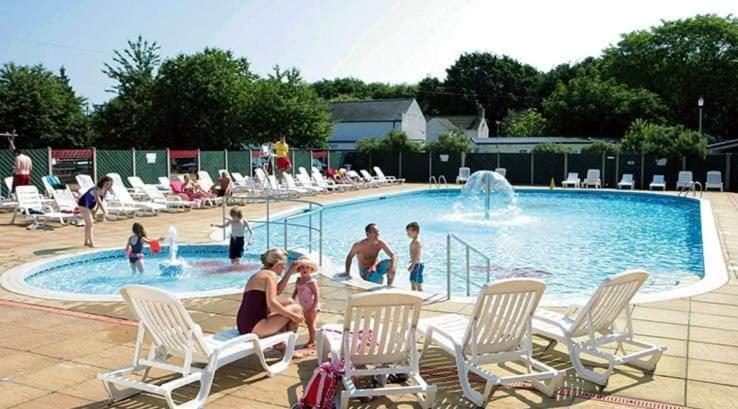 Campsite 6 Berth Comfy Homely Caravan, Dog Friendly *